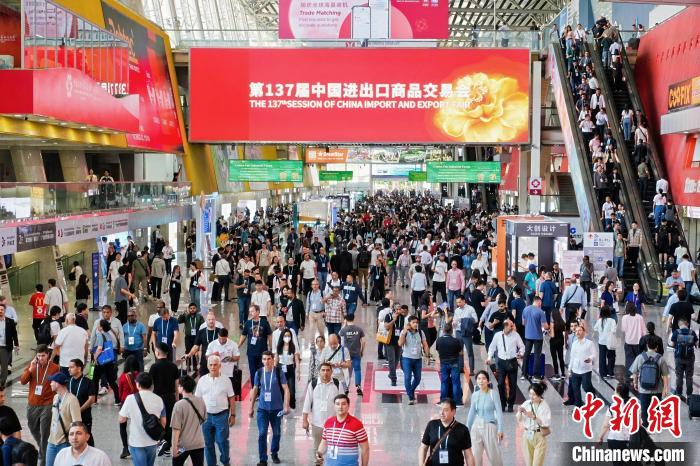 Išmanioji gamyba QGM šviečia „Canton Fair“ | QGM akcijos leidžia pasauliui pamatyti kinų plytų mašinų galią