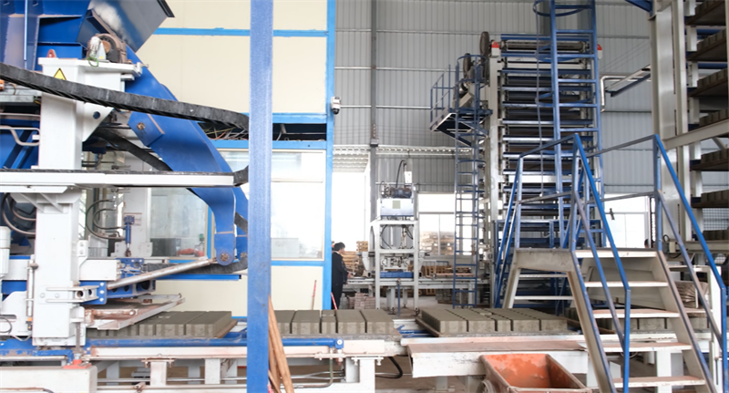 Viena mašina, kelios plytos, energijos taupymas ir anglies išmetimo mažinimas, QGM Zenith 15 modelis sukuria ekologiškų statybinių medžiagų „QGM modelį“.