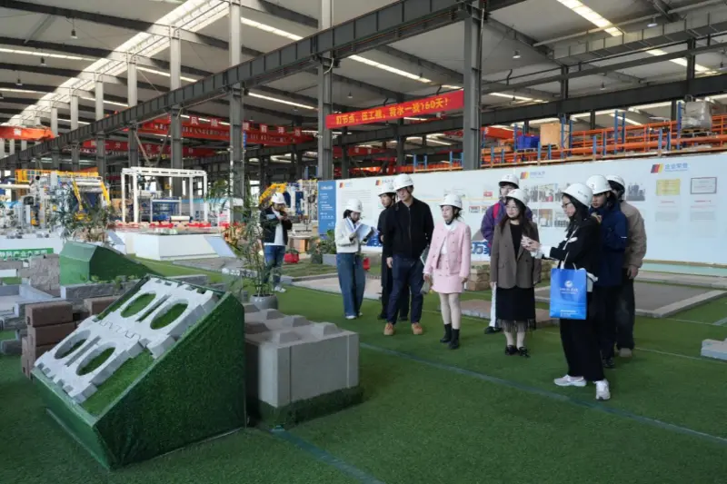 Dėmesys užsienio plėtros poreikiams, Quangong Machinery Co., Ltd. bendradarbiauja su Fudžou užsienio studijų ir prekybos universitetu, siekdama ugdyti tarptautinius talentus.